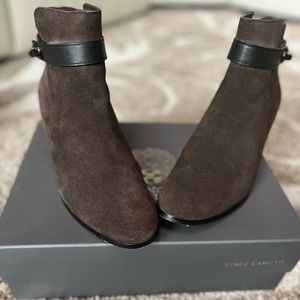 Size 9 Vince Camuto VC-EDIA Boots Slightly Worn. Originally 59.99$
